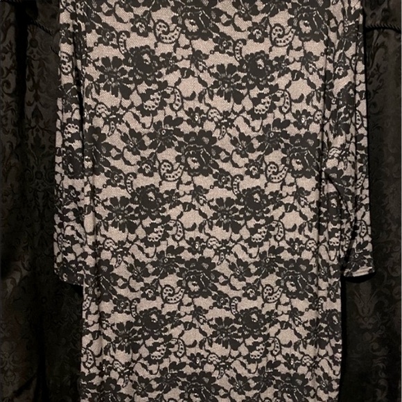 Black Lace Curvy Dress - Picture 7 of 11